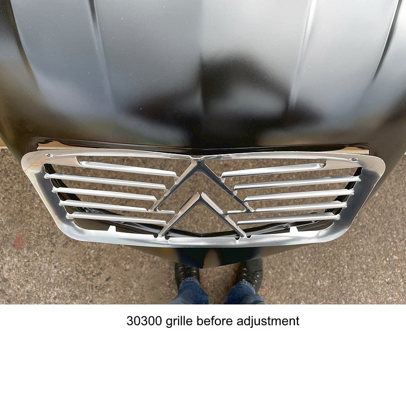 Grille, 2cv, 1960s type (also suitable for Dolly or Charleston), aluminium with large chevrons, PLEASE ALSO READ THE DESCRIPTION.